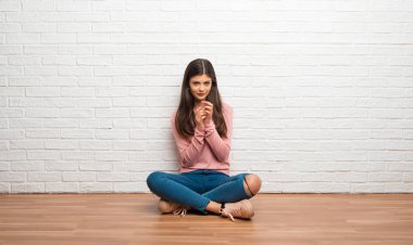 Yerde bir şey entrikacı bir odada oturan genç kız