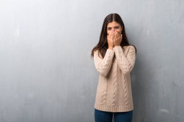 Kazak çok ağız kapsayan süre gülümseyen bir duvar üzerine genç kızla