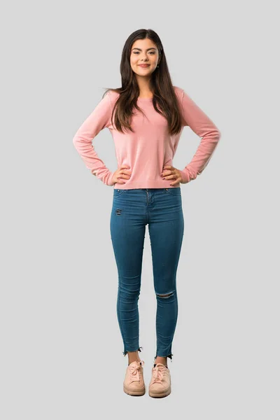 Полное Тело Девочки Подростка Розовой Рубашке Позирующей Руками Бедре Смеющейся — стоковое фото