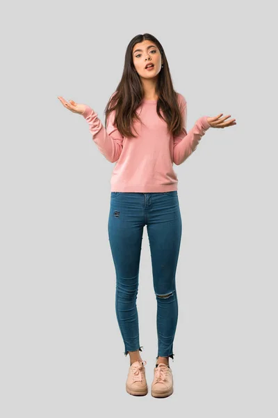 Ganzkörper Teenager Mädchen Mit Rosa Hemd Das Zweifel Hat Während — Stockfoto