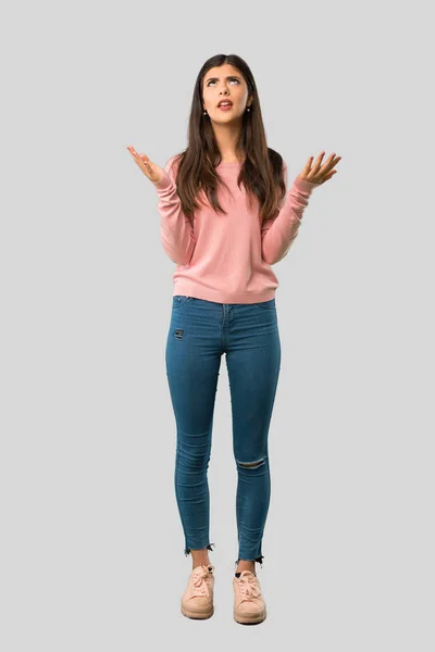 Hela Kroppen Tonåring Flicka Med Rosa Skjorta Frustrerad Dålig Situation — Stockfoto