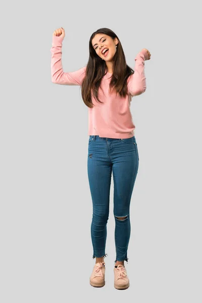 Ganzkörper Teenager Mädchen Mit Rosa Hemd Genießen Tanzen Während Musik — Stockfoto