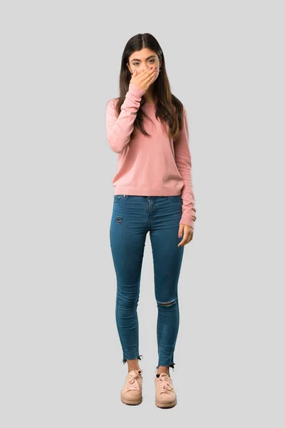 Cuerpo Completo Adolescente Con Camisa Rosa Cubriendo Boca Con Las —  Fotos de Stock