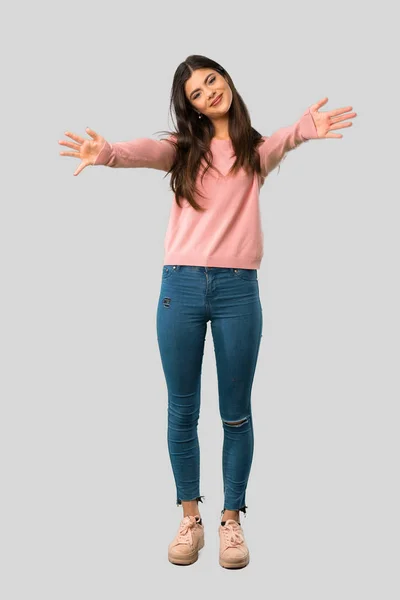 Volledige Lichaam Van Tiener Meisje Met Roze Shirt Presenteren Uitnodigen — Stockfoto