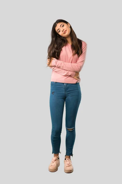 孤立した灰色の背景に肩を持ち上げながらピンクの シャツ作りの疑問ジェスチャーでティーンエイ ジャーの女の子の完全なボディ — ストック写真