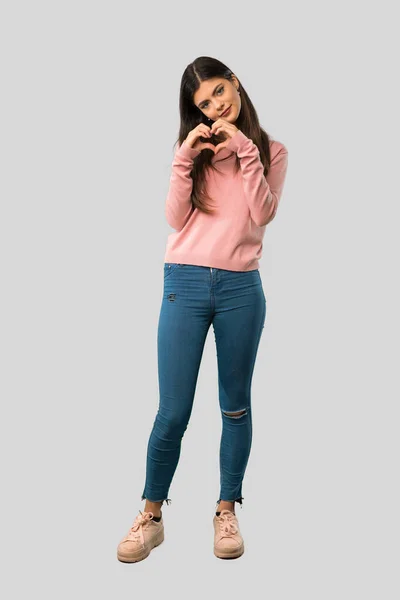 Corpo Inteiro Menina Adolescente Com Camisa Rosa Fazendo Símbolo Coração — Fotografia de Stock