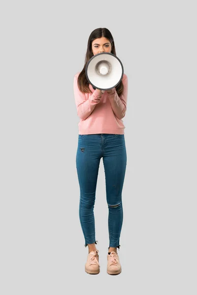 Ganzkörper Teenagermädchen Mit Rosa Hemd Schreit Durch Ein Megafon Etwas — Stockfoto