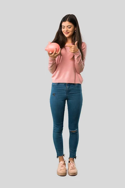 Ganzkörper Teenager Mädchen Mit Rosa Hemd Hält Ein Sparschwein Auf — Stockfoto