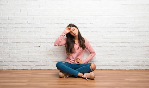 Tiener Meisje Zittend Vloer Een Kamer Met Moe Ziek Expressie — Stockfoto