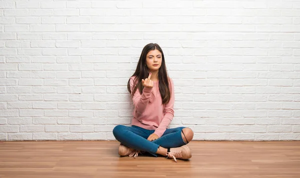 Adolescente Assise Sur Sol Dans Une Pièce Faisant Geste Corne — Photo