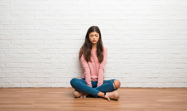 Tiener Meisje Zittend Vloer Een Kamer Met Droevige Depressief Expressie — Stockfoto