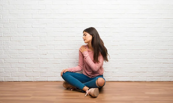 Tiener Meisje Zittend Vloer Een Kamer Die Lijden Aan Pijn — Stockfoto