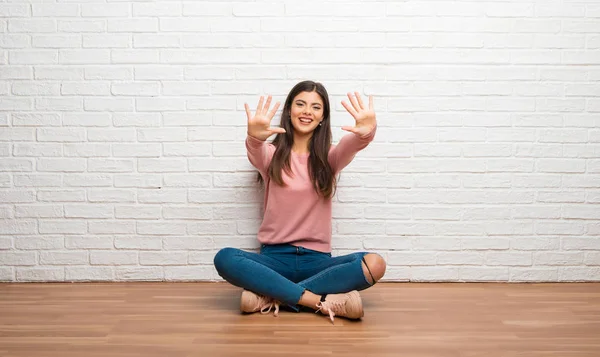 Adolescente Assise Sur Sol Dans Une Pièce Comptant Dix Avec — Photo