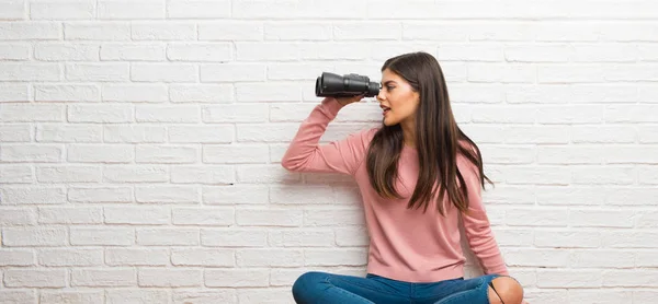 Tinédzser Lány Földön Szobában Keresi Távolban Távcsővel — Stock Fotó