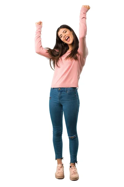 一个穿着粉色衬衫的少年女孩的全长镜头 庆祝在获胜者的位置上获胜 — 图库照片