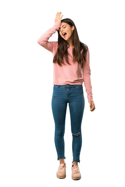 Eine Ganzkörperaufnahme Eines Teenagermädchens Mit Rosa Hemd Hat Gerade Etwas — Stockfoto