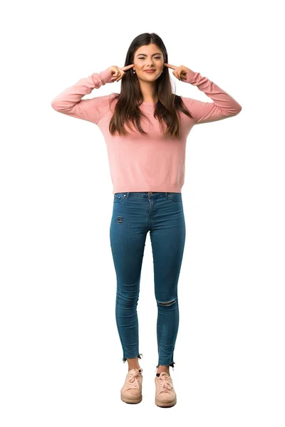 ティーンエイ ジャーの女の子の手で両耳を覆うピンクのシャツのフルレングス ショット — ストック写真