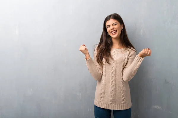 Menina Adolescente Com Suéter Uma Parede Vintage Celebrando Uma Vitória — Fotografia de Stock