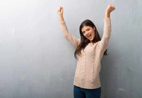 Nastolatek Dziewczyna Sweter Ściana Świętuje Zwycięstwo Pozycji Zwycięzcy — Zdjęcie stockowe