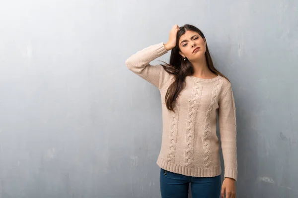 Chica Adolescente Con Suéter Una Pared Vintage Con Una Expresión — Foto de Stock