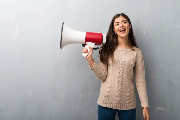 Tiener Meisje Met Trui Een Vintage Muur Houdt Een Megafoon — Stockfoto