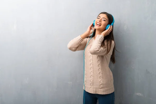 Chica Adolescente Con Suéter Una Pared Vintage Escuchando Música Con —  Fotos de Stock
