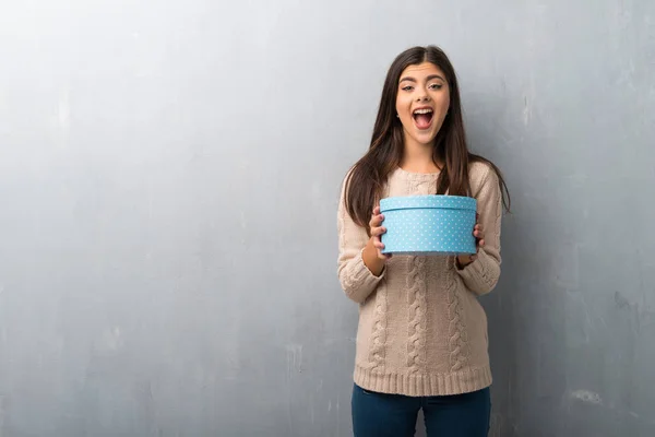 Ragazza Adolescente Con Maglione Muro Vintage Sorpreso Perché Stato Dato — Foto Stock