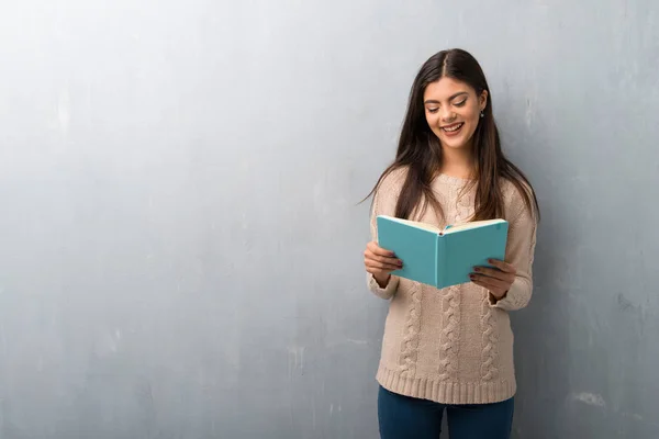Teenager Mädchen Mit Pullover Einer Vintage Wand Hält Ein Buch — Stockfoto