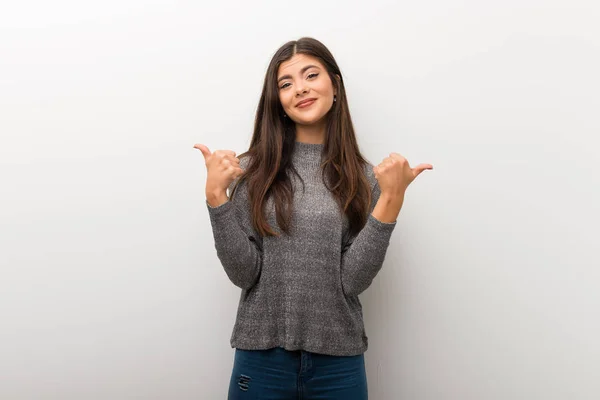 Adolescente Menina Isolado Backgorund Branco Dando Gesto Polegar Para Cima — Fotografia de Stock