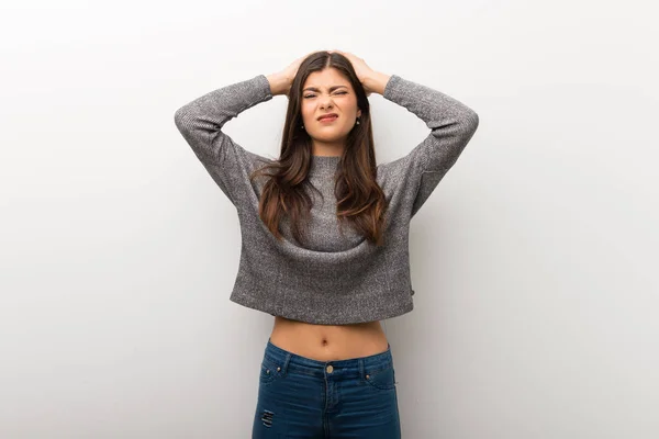 Adolescente Menina Isolado Branco Backgorund Leva Mãos Cabeça Porque Tem — Fotografia de Stock