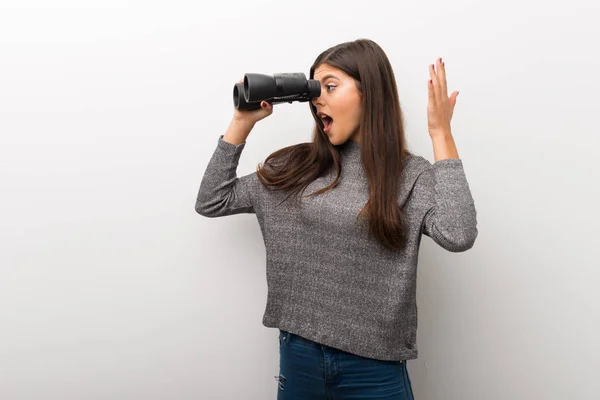 Genç Kız Izole Beyaz Backgorund Uzaktan Dürbünle Bakıyor — Stok fotoğraf