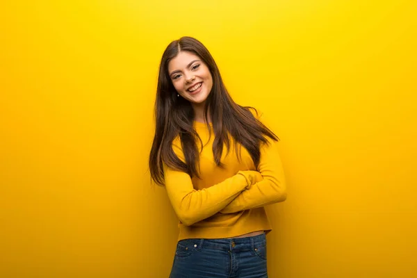 Menina Adolescente Fundo Amarelo Vibrante Mantendo Braços Cruzados Enquanto Sorri — Fotografia de Stock