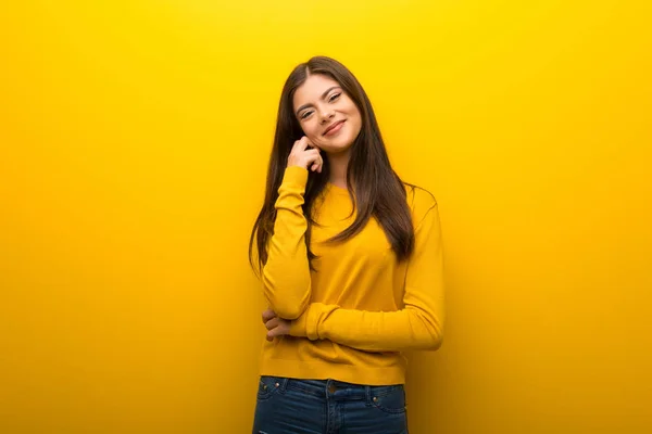 Tiener Meisje Levendige Gele Achtergrond Glimlachend Met Een Zoete Uitdrukking — Stockfoto