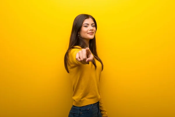 Дівчина Підліток Яскравому Жовтому Фоні Вказує Пальцем Впевненим Виразом — стокове фото