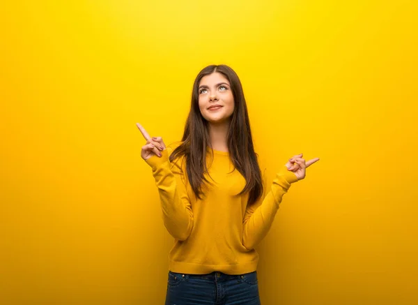 Teenager Mädchen Auf Leuchtend Gelbem Hintergrund Das Mit Dem Zeigefinger — Stockfoto