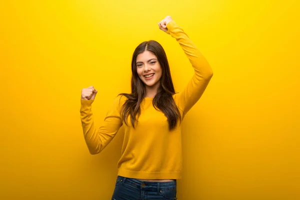 Teenagermädchen Auf Leuchtend Gelbem Hintergrund Feiert Einen Sieg Der Siegerposition — Stockfoto