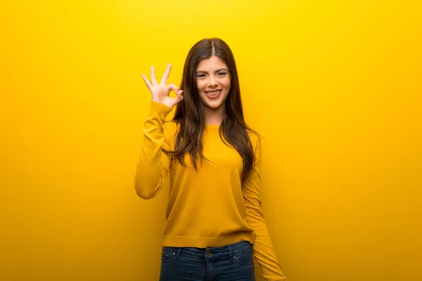 Teenager Mädchen Auf Lebendigem Gelben Hintergrund Zeigt Ein Zeichen Mit — Stockfoto