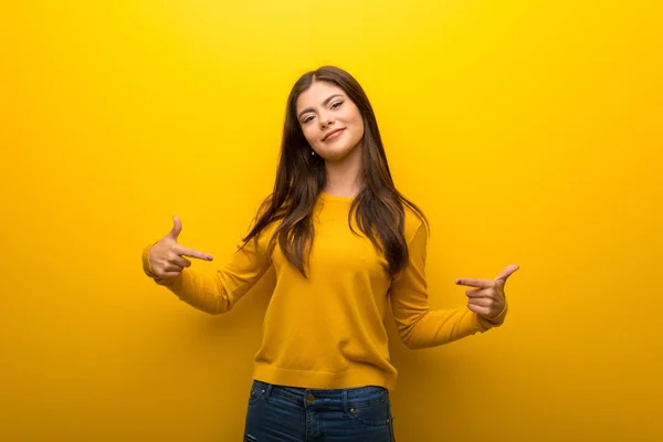 Tiener Meisje Levendige Gele Achtergrond Trots Zelfingenomen Hou Van Jezelf — Stockfoto