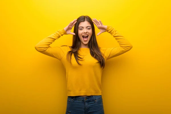 Menina Adolescente Fundo Amarelo Vibrante Com Surpresa Expressão Facial Chocada — Fotografia de Stock