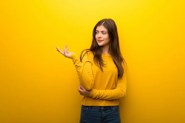 Tiener Meisje Levendige Gele Achtergrond Uitbreiding Van Handen Aan Zijkant — Stockfoto