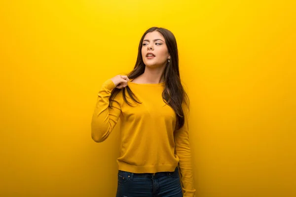 Menina Adolescente Fundo Amarelo Vibrante Com Expressão Cansada Doente — Fotografia de Stock