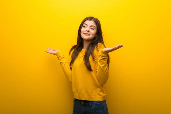 Adolescente Sur Fond Jaune Vibrant Faisant Geste Sans Importance Tout — Photo