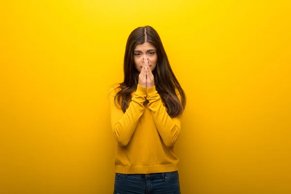 Menina Adolescente Fundo Amarelo Vibrante Mantém Palma Mão Unida Pessoa — Fotografia de Stock