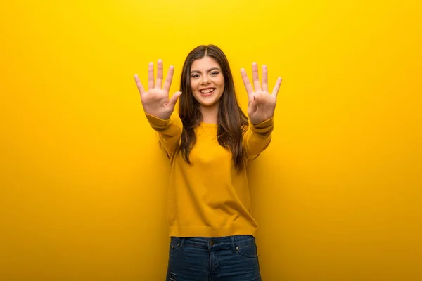 Dokuz Parmaklı Sayma Canlı Sarı Zemin Üzerine Genç Kız — Stok fotoğraf