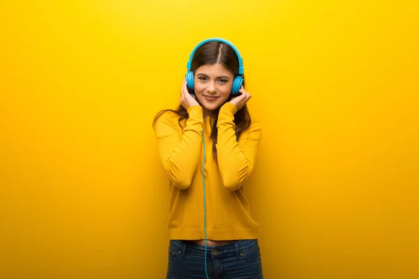 Κορίτσι Έφηβος Ζωντανό Κίτρινο Φόντο Ακούτε Μουσική Ακουστικά — Φωτογραφία Αρχείου