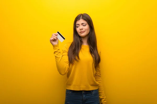 Dospívající Dívka Pulzující Žluté Pozadí Kreditní Kartu Bez Peněz — Stock fotografie
