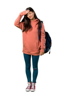 Bir genç kız ile kazak ve sırt çantası yorgun ve hasta ifade ile tam uzunlukta bir kadeh