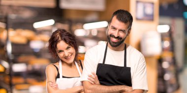 Çift aşçıların gülümseyen süre geçti silah tutmak