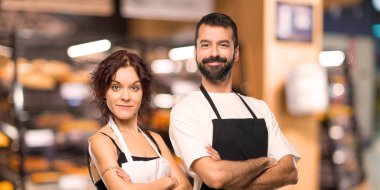 Çift aşçıların gülümseyen süre yatay konumda geçti silah tutmak