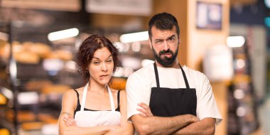 Çift şüpheleri aşçıların ve karıştırmayın yüz ifadesi ısırıkları dudak iken ile